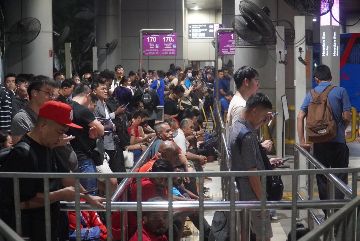 Pagi ini (21 Julai 2025) saya datang lagi ke BSI memantau perjalanan operasi kaunter dan juga bas dari jam 4:00 hingga 6:00 pagi.

Kali ini saya turun bersama Land Transport Authority (LTA) Singapura dan semua operator bas awam iaitu:
1. Handal Indah Sdn. Bhd.
2. SBS Transit Ltd.