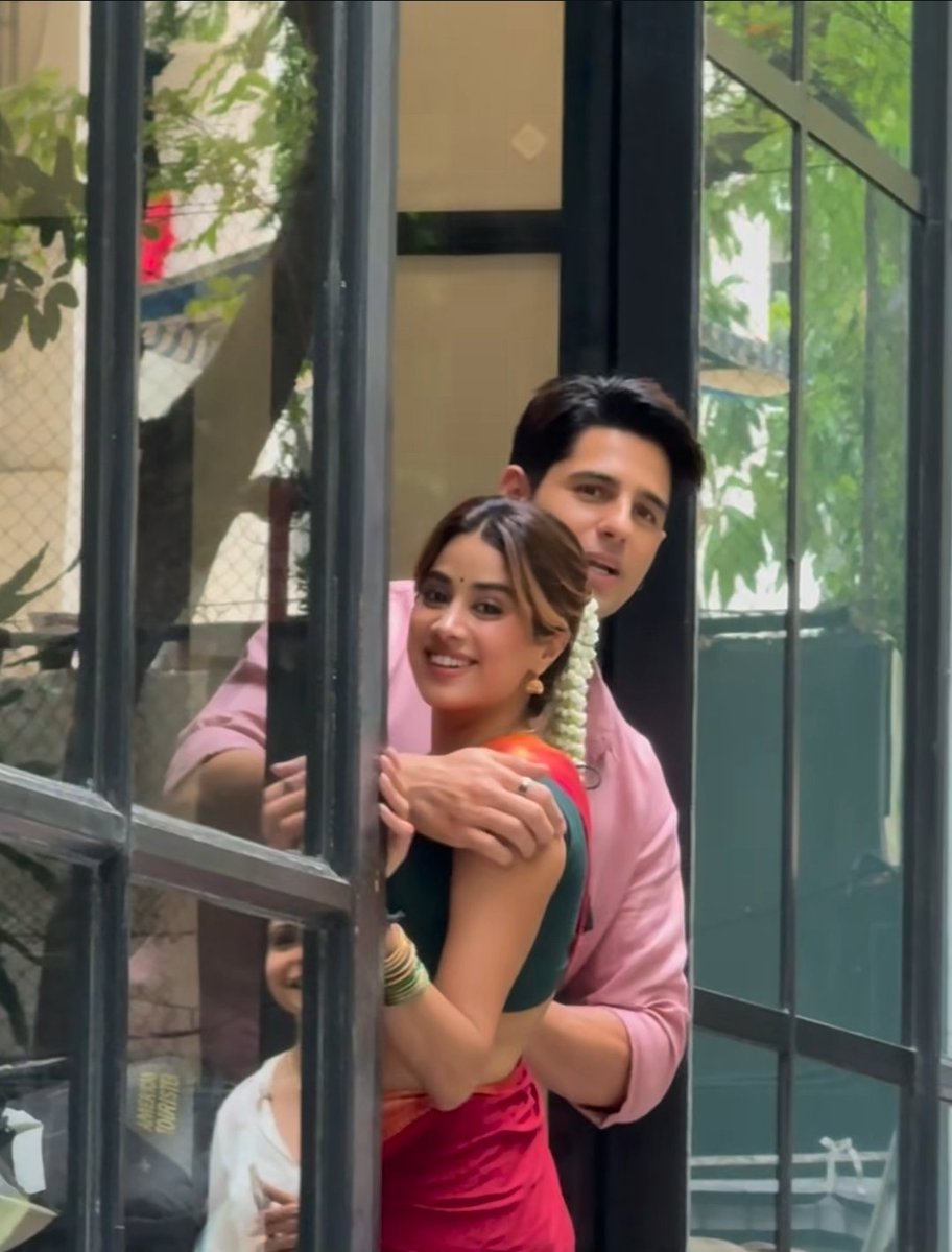 _PatilVishwajit's tweet image. Mark My Word #ParamSundari Will Be Suprise All 150cr to 200cr Loading.
#SidharthMalhotra #JahhviKapoor