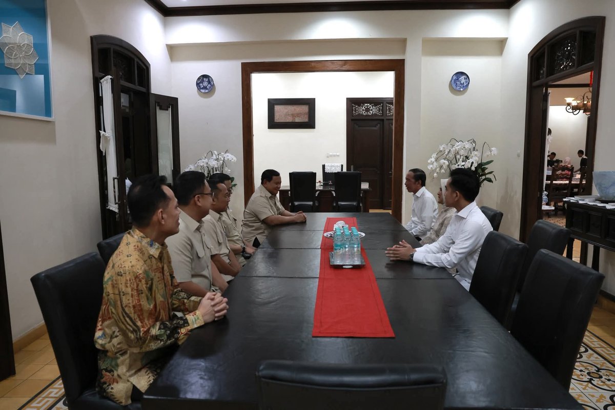Presiden dan Wakil Presiden menghadap Mahapresiden.