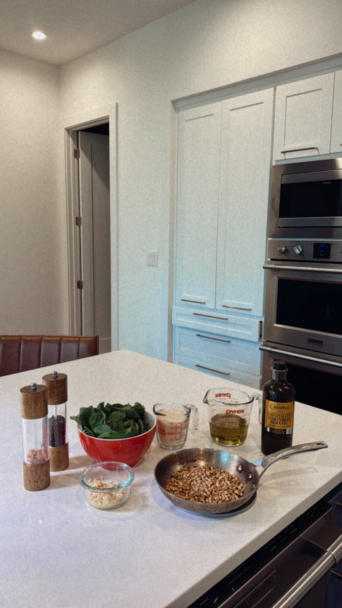 Fresh basil from my <a href="/LettuceGrowtfp/">LettuceGrow</a> to make some pesto 🪴💚