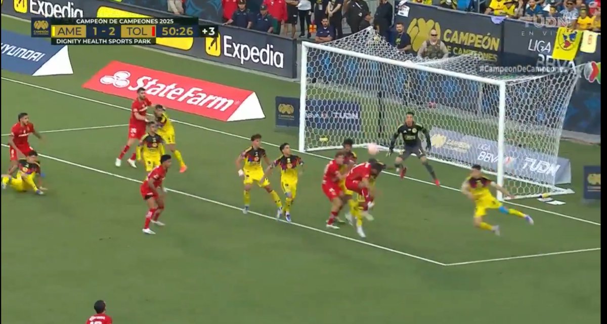 _AndreCA7's tweet image. También lo de la pelota parada es demasiado preocupante.
Parece que no se trabaja porque siempre es lo mismo.