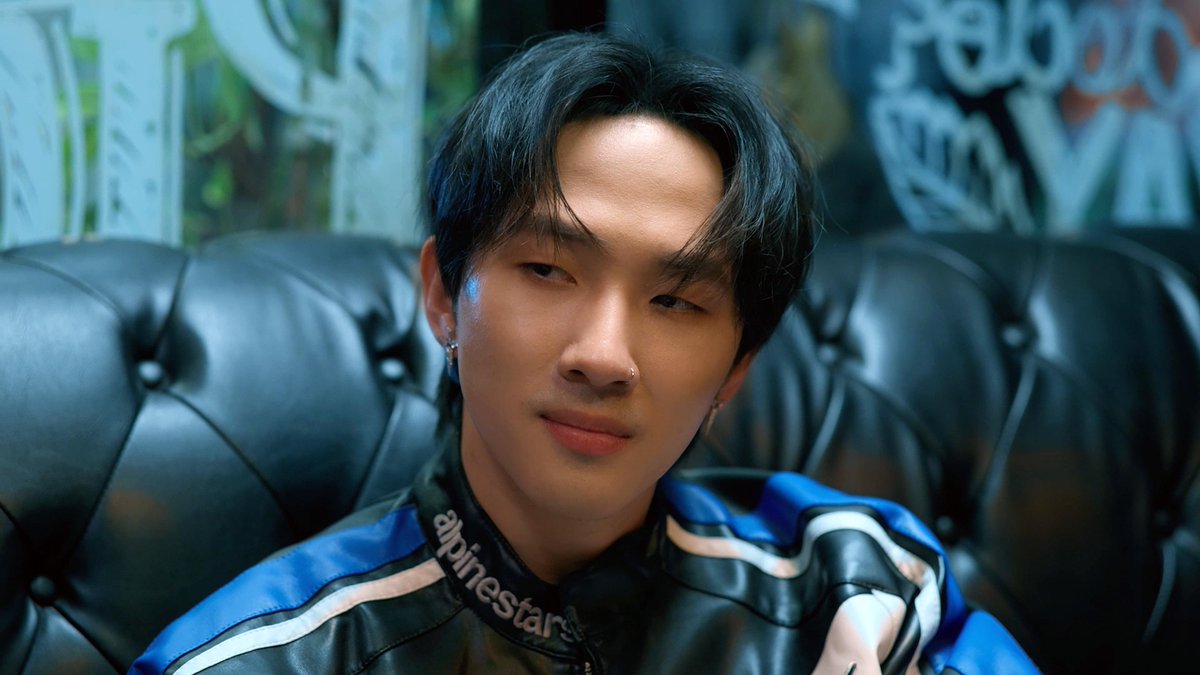 TripleclickTH's tweet photo. บอสข้าใครอย่าแตะ!! “มาร์ช” รับบทบอดี้การ์ด “โคจิ”

#KojiMukai #向井康二
#โคจิมุไค #โคจิ
#marchutavuth
#เจ้าแก้มก้อน #Fluke_Natouch #Judo_tantachj
#DatingGameTheSeries #DatingGameเดทเกมนี้ต้องได้ใจนาย 

ตกหลุมรักตั้งแต่วันแรก หลังจาก “Dating Game เดทเกมนี้ ต้องได้ใจนาย” ออนแอร์แค่ 1 EP ก็เข้าไปอยู่ในใจแฟนซีรีส์ระดับ Global สร้างสถิติสุดทึ่ง! ติดเทรนด์อันดับ 1 ของโลก, อันดับ 1 ของญี่ปุ่น และอันดับ 3 ของไทย ขึ้นแท่นซีรีส์ไทยมาแรงแห่งปี จากความร่วมมือของไทยและญี่ปุ่น โดย Avex Pictures Inc., Japan ผลิตโดย Themework Studio และ Studio SRK กำกับโดย กบ ชาครีย์ และเป็นการพบกันของคู่ต่างขั้วต่างวัฒนธรรม มาร์ช จุฑาวุฒิ และ โคจิ มุไค (Snow Man) ในบทบาท “หนุ่มออฟฟิศสุดเนิร์ด” กับ “บอสสายโหดสุดเฮี้ยบ” ที่กำลังตกแฟนๆ เข้าด้อม ร่วมด้วยคู่จิ้นระดับอินเตอร์ ย���โด ธรรม์ธัช และ ฟลุ้ค ณธัช และนักแสดงสุดเซอร์ไพรส์อีกเพียบ
โดยใน EP 2 ภารกิจใหม่ “เกมจีบหนุ่ม” เริ่มต้นขึ้น ฮิลล์ (มาร์ช) รับหน้าที่เป็นแม่ทัพหาโมเดลต้นแบบ เลยแทคทีมเกมดีไซเนอร์รุ่นพี่ เบย์ (ยูโด) ออกตามหาชายหนุ่มที่คุณสมบัติดีพร้อมทั้งรูปร่างหน้าตานิสัยชนิดที่ต้องเพอร์เฟกต์ไร้ที่ติ แต่ก็ไม่ง่ายที่จะผ่านสายตาเฉียบคมของบอส จุนจิ (โคจิ) ฮิลล์เลยต้องงัดทีเด็ดท่าไม้ตายมาใช้ ฟากจุนจิก็ช่วยหาโมเดลต้นแบบอีกแรง แต่ดันเกิดเรื่องไม่คาดคิด! ฮิลล์จึงเลยต้องรับบทบอดี้การ์ดปกป้องจุนจิ ใครนะกล้าแหยมมาแตะบอส!! ห้ามพลาด “Dating Game เดทเกมนี้ ต้องได้ใจนาย” EP 2 วันจันทร์ที่ 21 ก.ค. นี้ เวลา 21.30 น. ทางช่อง Workpoint 23 ��ับชมเวอร์ชัน Director’s Cut แบบ Non-Stop ไม่มีโฆษณาคั่น ทาง TrueVisions NOW และสำหรับผู้ชมในญี่ปุ่น รับชมแบบ Exclusive พร้อมไทยทาง Lemino เวลา 23:30 (JST)

ติดตามข่าวสารซีรีส์ได้ที่: https://t.co/MdHZZsltFS สำหรับแฟนๆ ชาวญี่ปุ่น https://t.co/TFJO7APufr และ X: @DatingGameJP