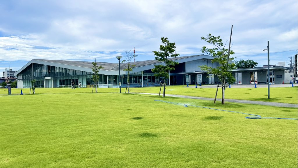 Mtgod10's tweet image. 石川県野々市市立図書館  ＋
市民学習センター &quot; カレード&quot;

いやぁ 素晴らしい👏 

勉強になります📚

併設のカフェにて🍨

#野々市市 #カレード #学びの杜