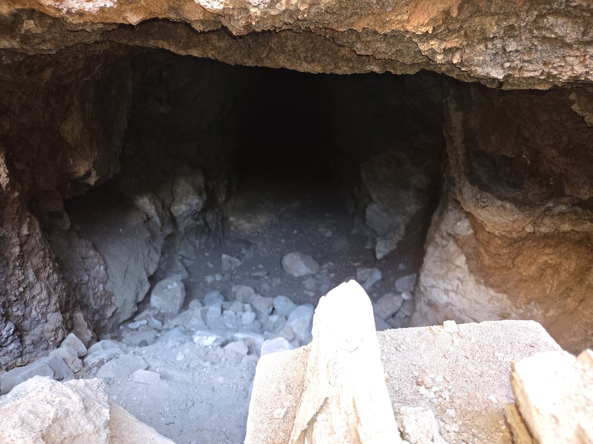 GemCaracal's tweet image. Trip was semi successful!
Wasn't able to reach the spot I wanted to get to, but I came across a sketchy abandoned mine on the mountain next door!
Found some cool specimens I'll clean up later tonight or tomorrow