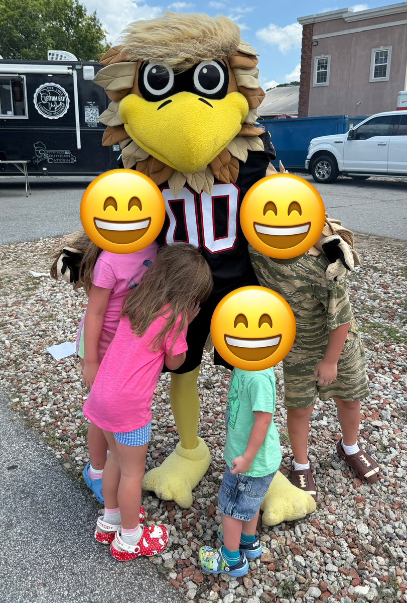 KiKi1185's tweet image. The kids met Freddie Falcon this weekend, and my middle child couldn’t even smile because she knows how the season is going to turn out😭🤣 @Petedavis1 @KimmerShow