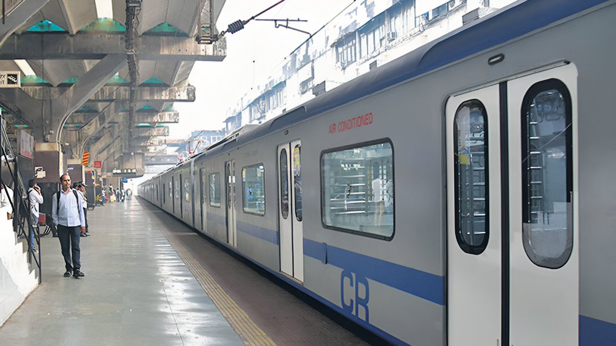 IndianTechGuide's tweet photo. 🚨 Mumbai will introduce air-conditioned local trains with metro-like features with NO HIKE in prices, says CM Devender Fadnavis. https://t.co/Vt6Wt4rzDV