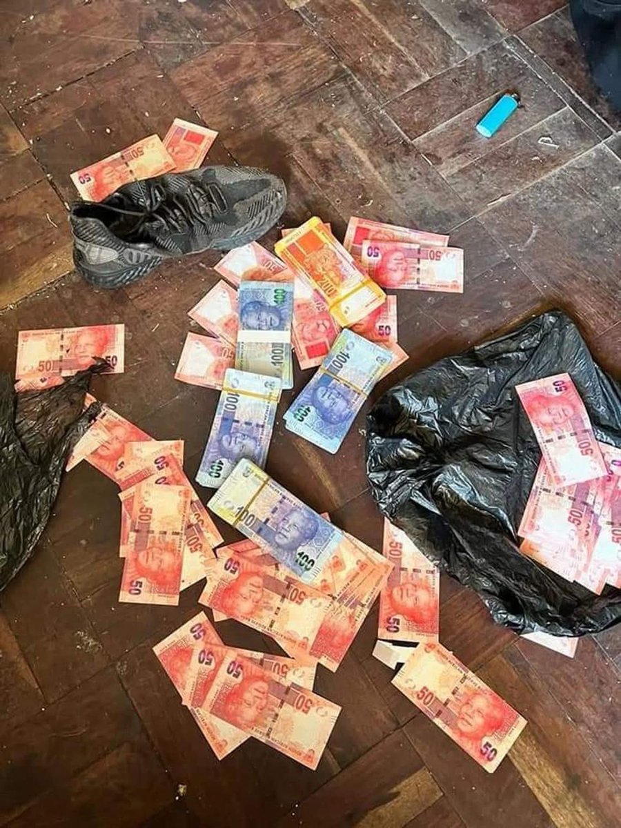 InsideOutNews_'s tweet image. A 52-year-old Nigerian man, Adeloye Johnson, was arrested for paying R120,000 lobola with fake money. The bride&apos;s parents discovered the fake notes when they tried to deposit the cash at an ATM.