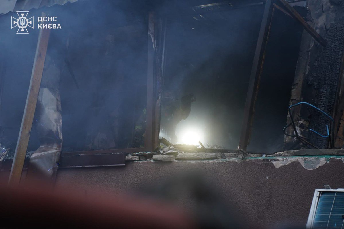 ⚡️Update: Russia bombards Kyiv with drone, missile strikes, killing 1, injuring 2.

Image source: State Emergency Service / Telegram

kyivindependent.com/fire-explosion…