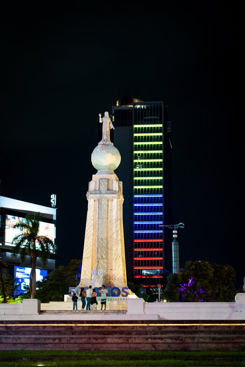 EmbColES's tweet photo. La Torre Millennium de @MillenniumPlaza en San Salvador se iluminó con los colores de nuestra bandera nacional.
¡La patria también se construye desde el exterior!
#20DeJulioConDignidad https://t.co/q1oPxg2f7X