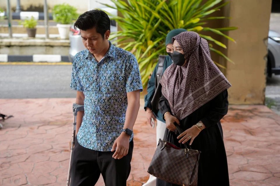 redzuanNewsMPB's tweet photo. Kes pengabaian kanak-kanak autistik Zayn Rayyan

Ibu mangsa, Ismanira Abdul Manaf diperintah bela diri.

Bapa, Zaim Ikhwan Zahari dilepas dan dibebaskan. https://t.co/0WqqL36iuS