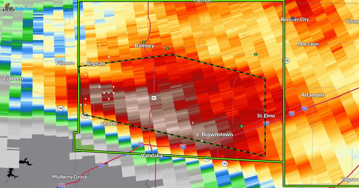 MaxVelocityWX's tweet image. FLASH FLOOD EMERGENCY for Brownstown, Illinois!
EXTREMELY DANGEROUS SITUATION evolving here, as 5-6" of rain has fallen, and 2-3"+ more is coming. Get to higher ground NOW!