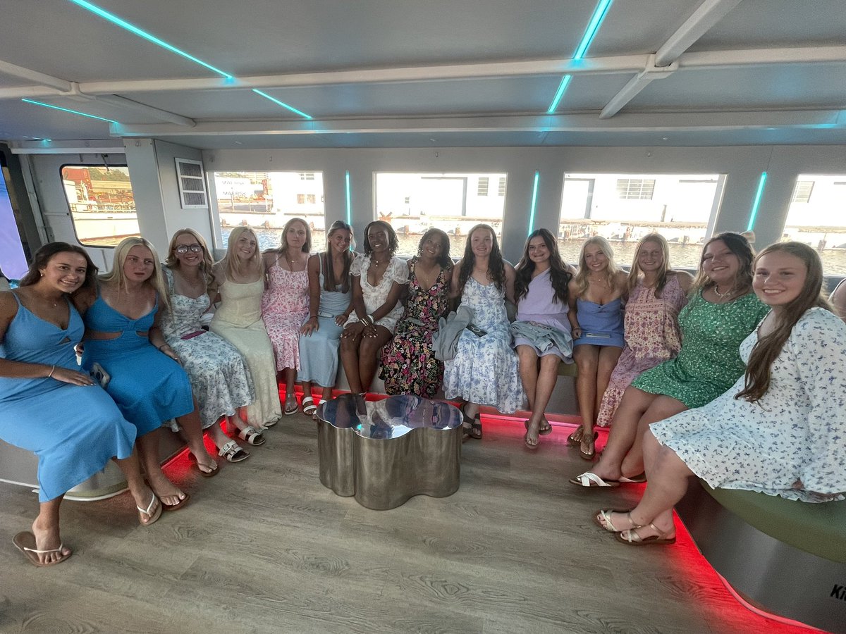 CurrieBaller2's tweet image. Awesome organizational fun out on a YACHT!!! It’s all about the “U”!!! 🧡💜 Nice night of relaxation and team building before we clock in tomorrow! #Unity