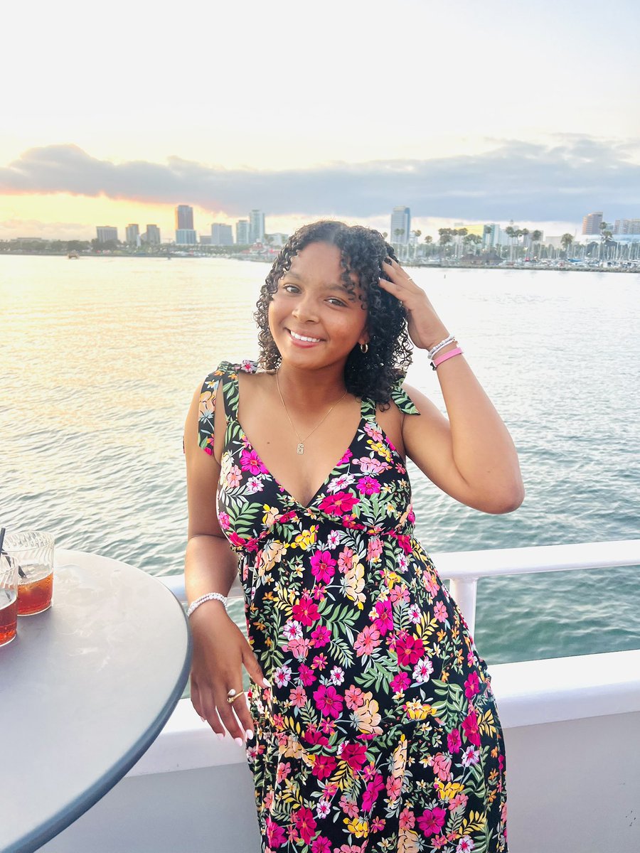 CurrieBaller2's tweet image. Awesome organizational fun out on a YACHT!!! It’s all about the “U”!!! 🧡💜 Nice night of relaxation and team building before we clock in tomorrow! #Unity