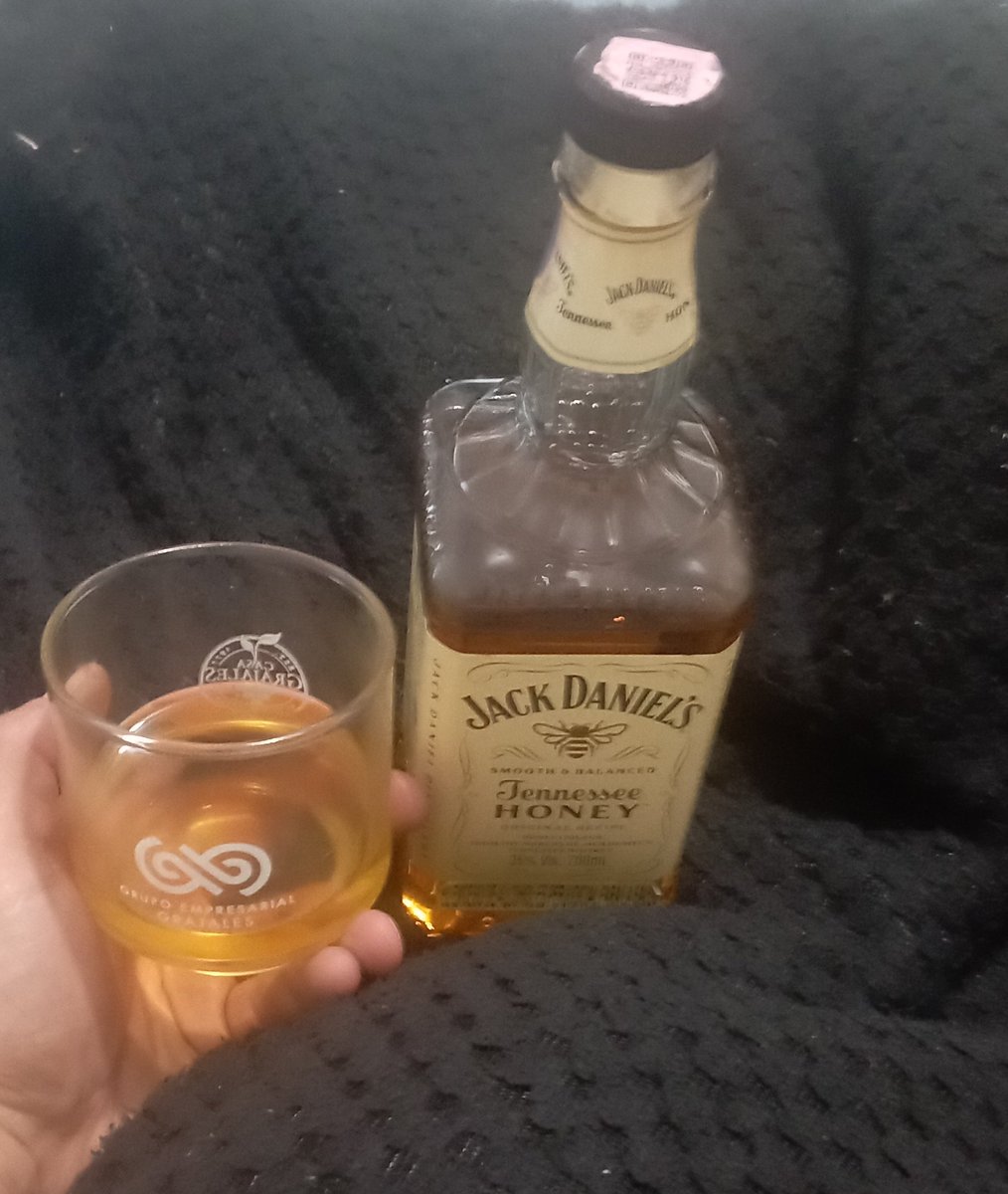 VLAD_FENIX's tweet image. Después de un largo día, no cae mal un traguito para relajarse