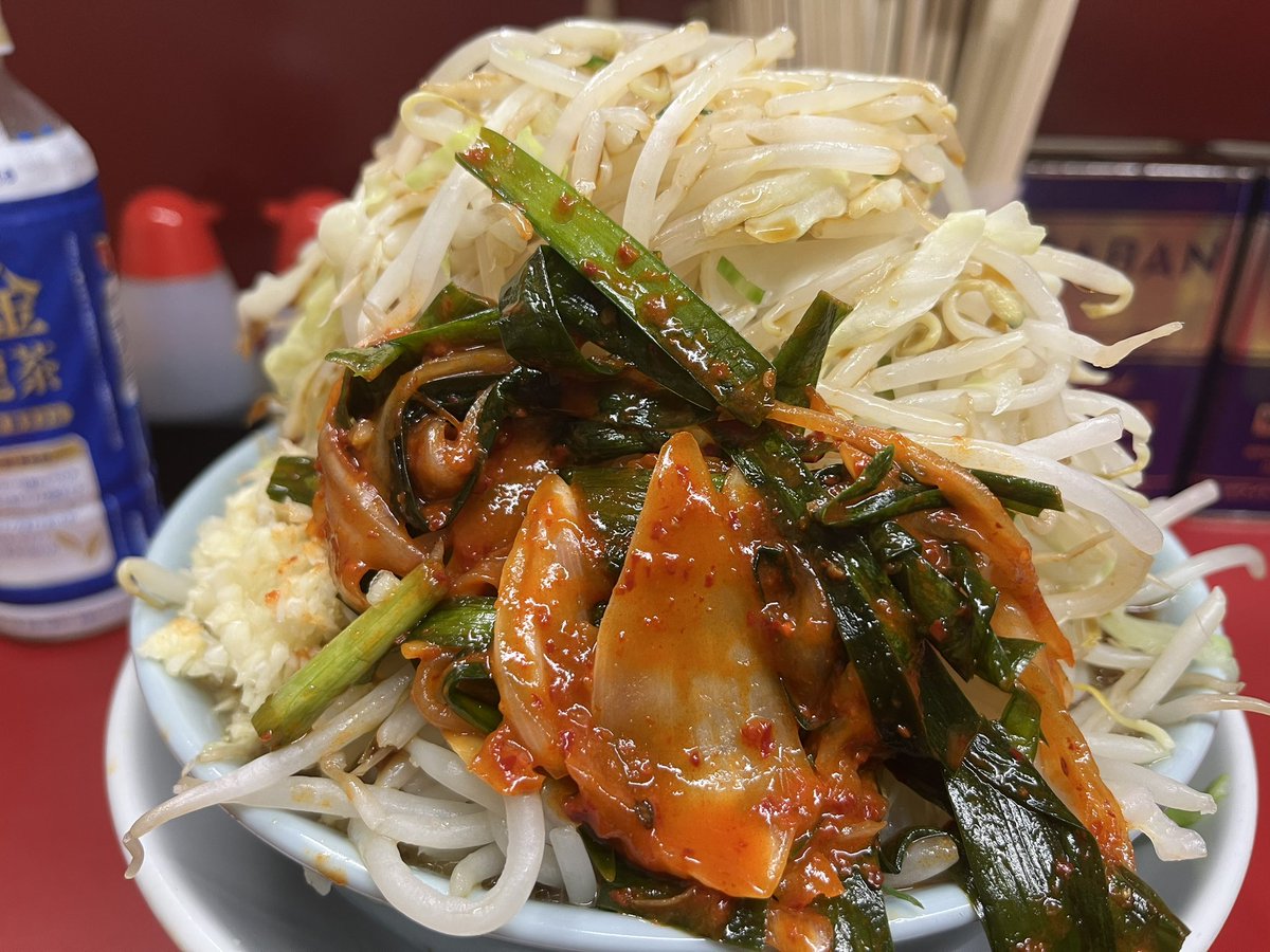 yasai2626's tweet image. ラーメン二郎 中山駅前店
小豚 麺半分 ニラだれ
朝から会社のみんなで海岸でゴミ拾いボランティアの後中山へ。
昨日もやしいっぱい食べてた人だと…。いつ食べても最高に美味いの凄すぎる…。
店主会議の話なった。二郎店主クセが強すぎて本当に面白いw
美味しかったです。ありがとうございました。