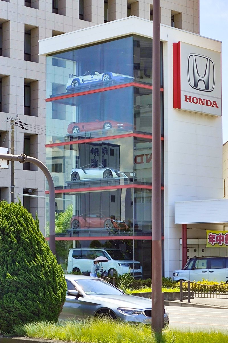 Udonge's tweet image. スタバなう☕

NSXが4台も展示されてて横転しながら入店した