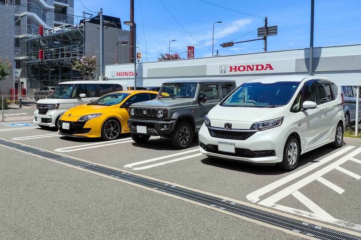 Udonge's tweet image. スタバなう☕

NSXが4台も展示されてて横転しながら入店した