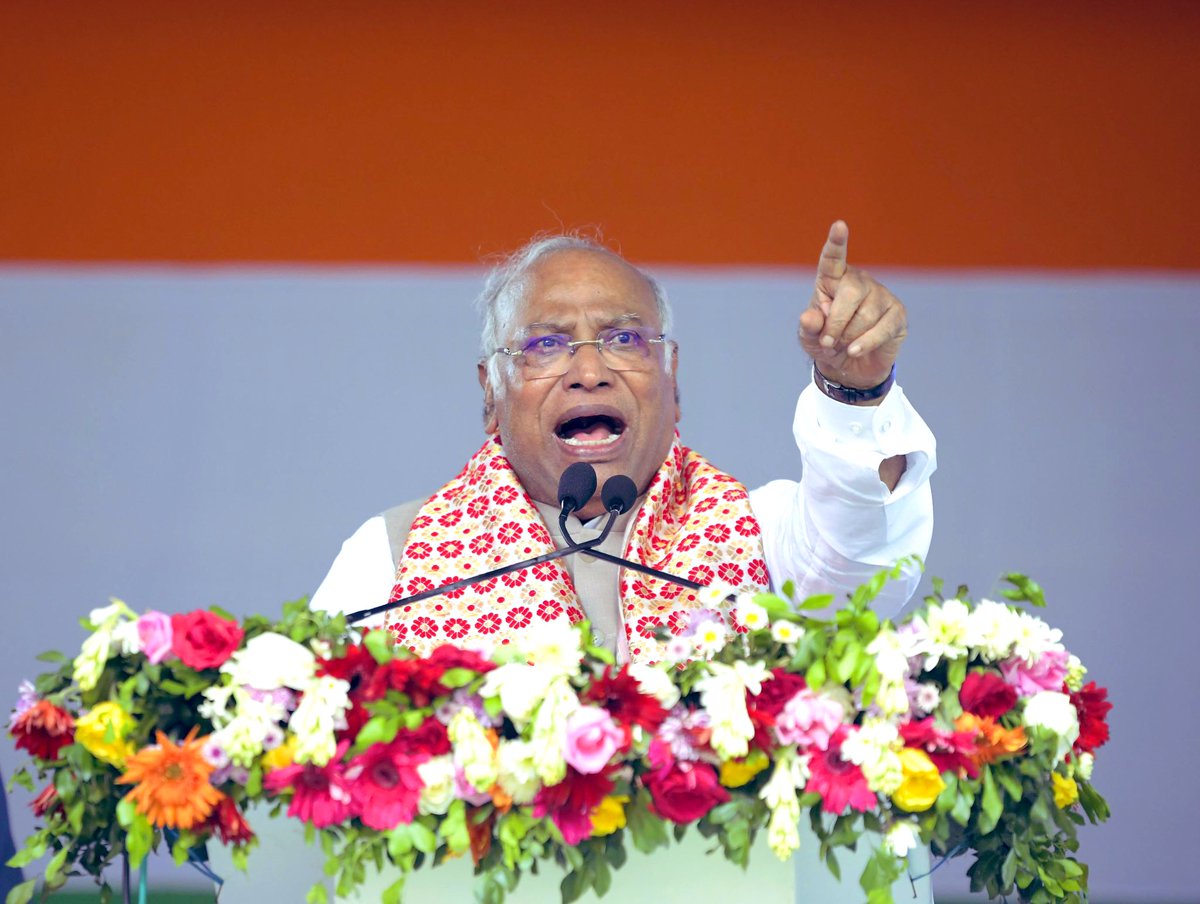 RoopeshINC's tweet image. Warm birthday wishes to @INCIndia President Shri @kharge ji, a vigilant guardian of the Constitution and a dedicated leader of the people.
Your experience, struggle, and leadership inspire us to remain steadfast in protecting our Constitution and democracy.
Wishing you a long,…