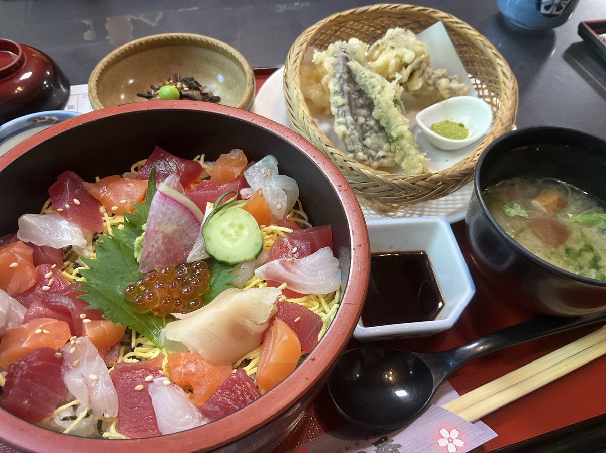 kekee_wave's tweet image. バラちらしと天ぷらのセット