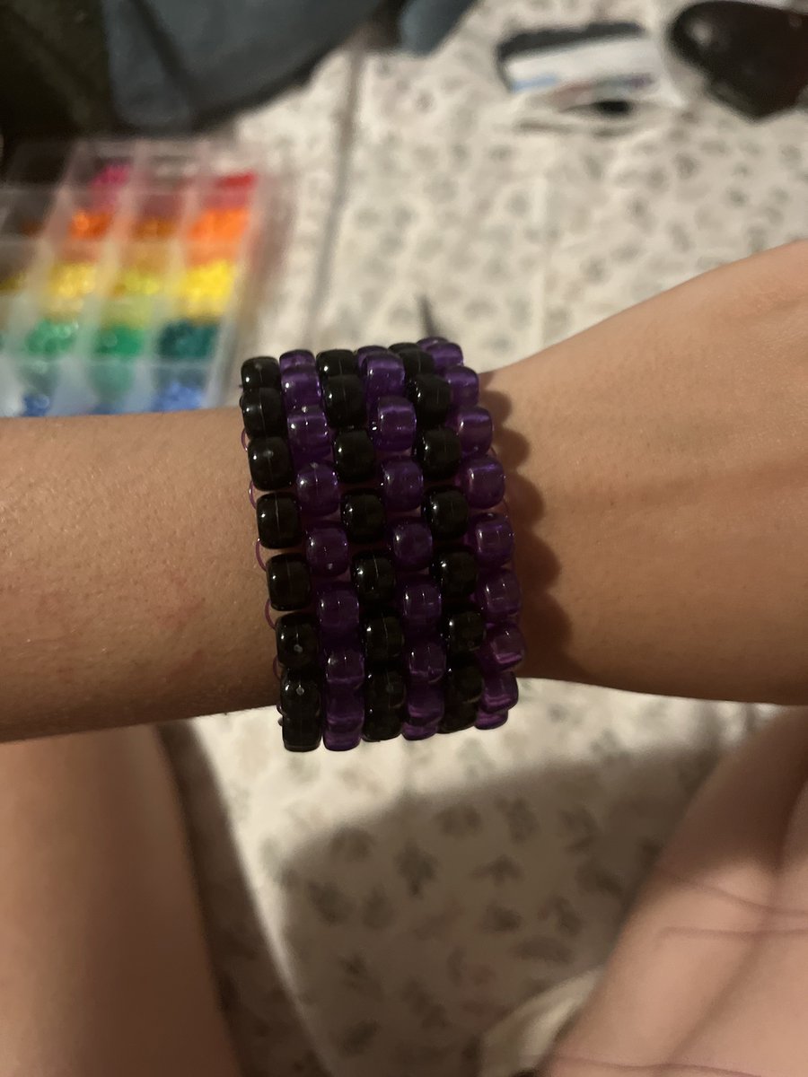 TAK3_Y0UR_H3ART's tweet image. FINALLY FINISHED MY FIRST FLAT STITCH CUFF!!!!!!!!!!! I went through all 5 stages of grief making this
