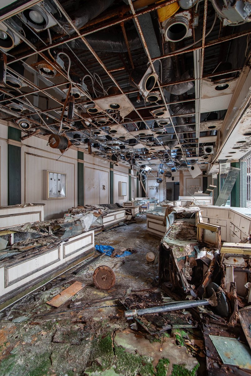 ExploresMr's tweet image. A ravaged jewelry store inside the abandoned and since demolished Westland Mall in Columbus, Ohio.
