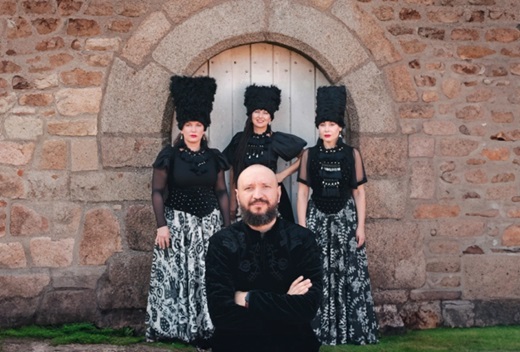 Kā visiem ukraiņiem, galvenais mērķis ir izdzīvot līdz nākamajam rītam, saka grupas "DakhaBrakha" dalībnieks Marko Halanevičs. Kas slēpjas skaņdarbos, kuros apvienota ukraiņu folklora un pasaules mūzika, <a href="/irLV/">Žurnāls IR</a> stāsta Agnese Meiere - ej.uz/rgrt