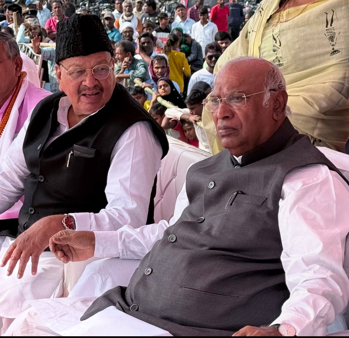 Furkan Ansari (@f_ansari_godda) on Twitter photo भारतीय संविधान के सजग प्रहरी, समर्पित जननेता और कांग्रेस अध्यक्ष <a href="/kharge/">Mallikarjun Kharge</a> श्री मल्लिकार्जुन खड़गे जी को जन्मदिन की हार्दिक शुभकामनाएं।
आपका संघर्ष, अनुभव और नेतृत्व हम सभी को संविधान और लोकतंत्र की रक्षा के लिए प्रेरित करता है।
प्रार्थना है कि आप दीर्घायु हों, सदा स्वस्थ रहें भारतीय संविधान के सजग प्रहरी, समर्पित जननेता और कांग्रेस अध्यक्ष <a href="/kharge/">Mallikarjun Kharge</a> श्री मल्लिकार्जुन खड़गे जी को जन्मदिन की हार्दिक शुभकामनाएं।
आपका संघर्ष, अनुभव और नेतृत्व हम सभी को संविधान और लोकतंत्र की रक्षा के लिए प्रेरित करता है।
प्रार्थना है कि आप दीर्घायु हों, सदा स्वस्थ रहें