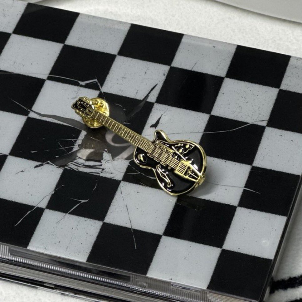 #rt
듀젠버그 뱃지를 두 삐에게 보내드립니다..♡

이승윤이 훨훨 날아오르는 기념!!🤘

그리고 저도 5.. 4.. 3.. 3주 후에 미국에서의 새로운 여정을 시작합니다

행운을 빌려주세요 이승윤도 나도 날아가자!!🎵