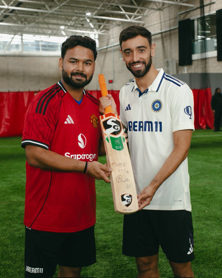 PLforIndia's tweet image. No better assist than this, Pant hands Bruno a bat full of good luck 🇮🇳 🫶 🇵🇹
@RishabhPant17 | @B_Fernandes8