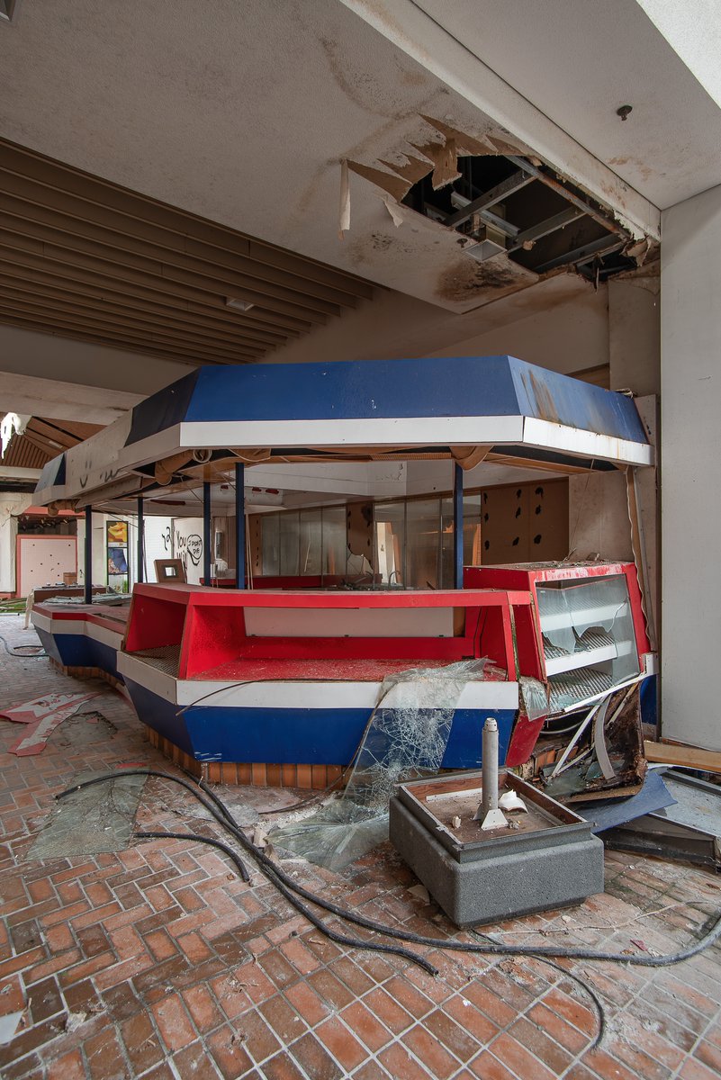 ExploresMr's tweet image. Pretzel logic; no hot pretzels here anymore within this abandoned and since demolished mall in Columbus, Ohio.
