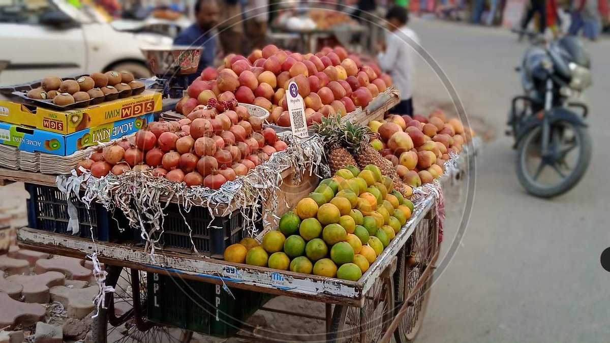 Myself_Neeraj's tweet photo. @dit_rit @RailMinIndia @RailwaySeva @OfficialDMRC Those who earn 100-200 rupees. Tell me? Can these people take a shop on rent..? This is a sad truth. It is vry imprtnt 2 understand d difficulties of the poor in our society nd help them.I hve seen poverty. My father used to run a fruit shop on d roadside. https://t.co/y3VarPQocZ