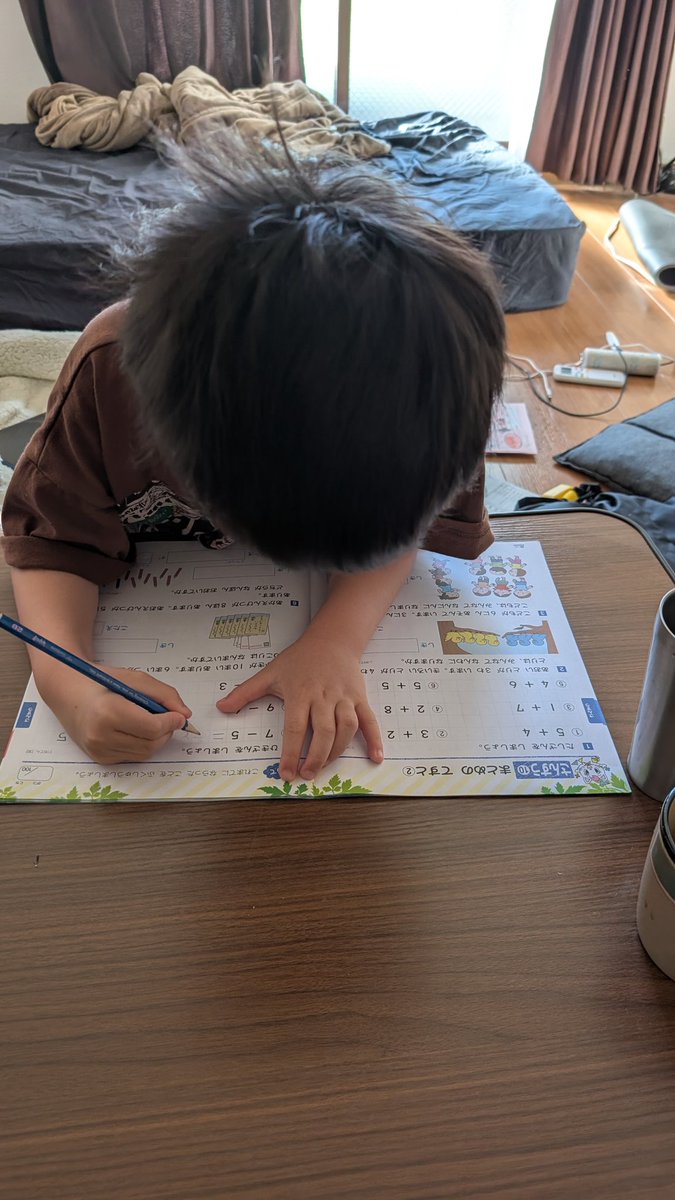 夏休みという事で
泊まりに来てる息子
朝からスーパー銭湯行って
夏休みの宿題をしてるのを
見守ってると夏休み二日目で
もう全部終わったらしい
後は遊ぶだけとニッコリ
夏休み終わっても宿題やんなかった俺とは全然違うねw
もうすぐ送ってかないと
明日から2週間仕事まじで忙しくなる
頑張んないとな