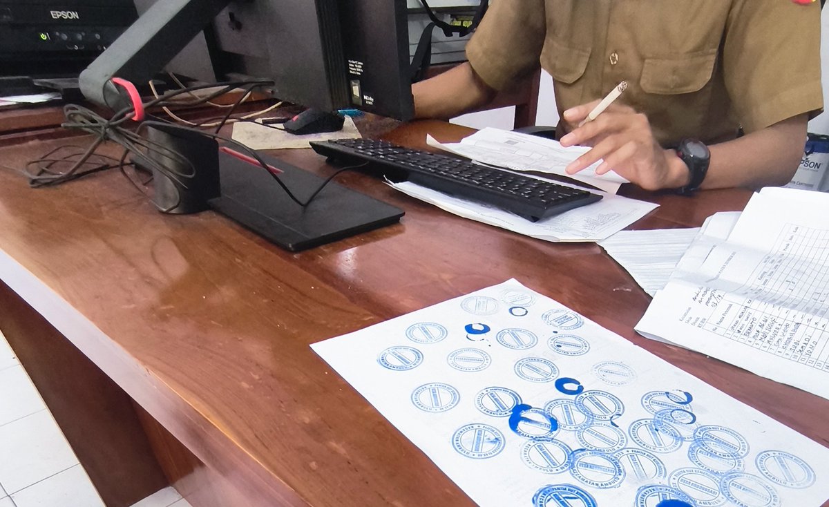 melayani masyarakat sambil merokok, di dalam ruangan, dan masyarakat yang dilayani di depan asap rokok langsung 😭