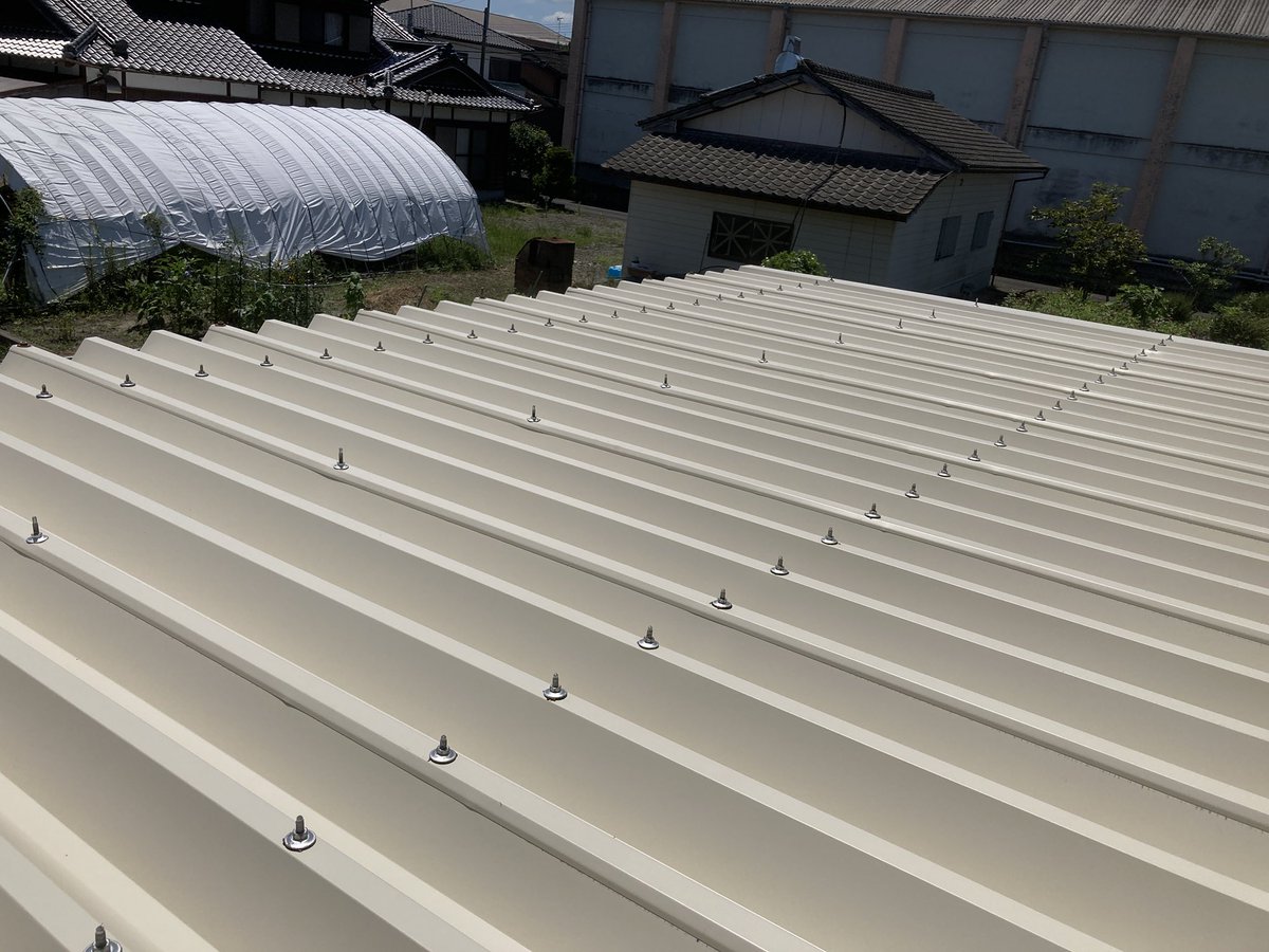RockerRoomST's tweet photo. スタジオがある建物の1階屋根を2重にしました！
夏の熱波対策です☀️

屋根材からの内部への輻射熱が削減されて過ごしやすくなりました☺️

#佐賀県 #白石町 #スタジオ #バンド #音楽 #遮熱 https://t.co/lVKvPi29Kh