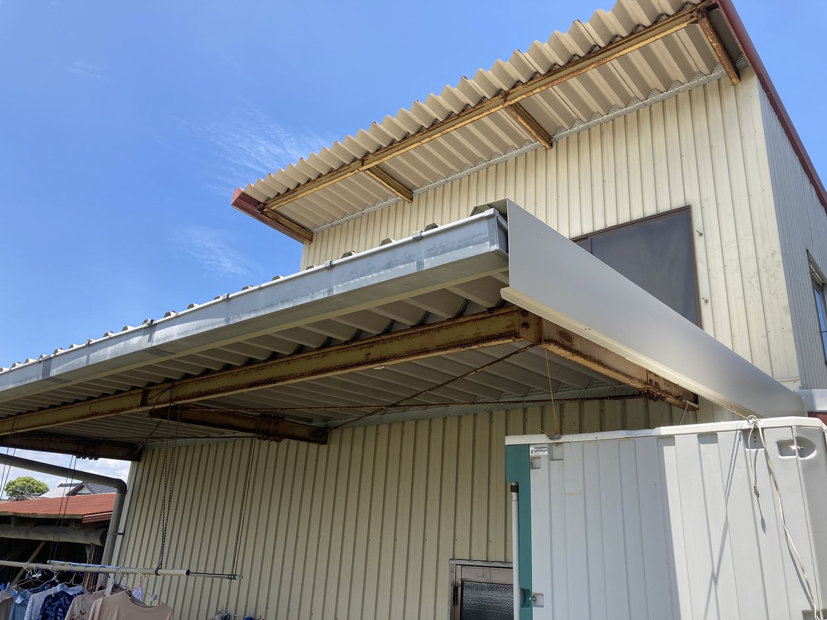 RockerRoomST's tweet photo. スタジオがある建物の1階屋根を2重にしました！
夏の熱波対策です☀️

屋根材からの内部への輻射熱が削減されて過ごしやすくなりました☺️

#佐賀県 #白石町 #スタジオ #バンド #音楽 #遮熱 https://t.co/lVKvPi29Kh