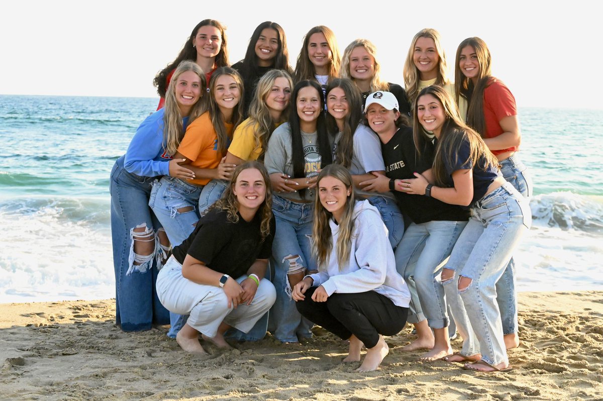 selectfastpitch's tweet image. Team beach and bonfire night 🥎 #selectlife #bettertogether