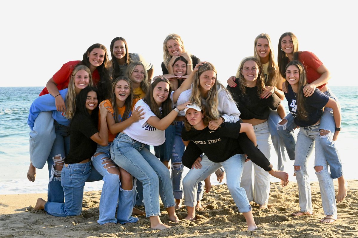 selectfastpitch's tweet image. Team beach and bonfire night 🥎 #selectlife #bettertogether