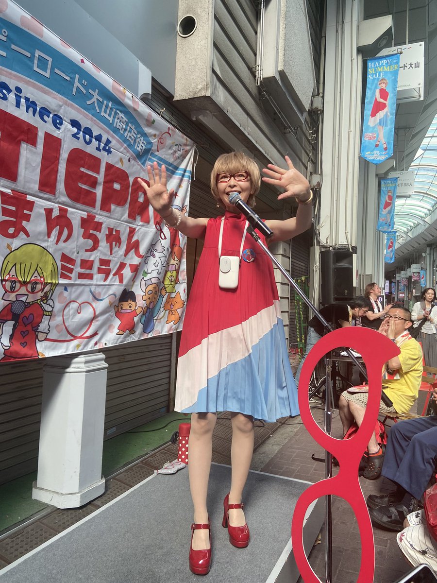 minkominta's tweet image. 連休中日の昨日はハッピーミニライブに行ってきました!😆
スゴイ暑さの中で涼しげなお衣装で元気なまゆちゃん!☺️
今回はみんなで波打ち際の音を聞きながら「海」🌊を歌ったりまゆちゃん音頭を踊ったり夏ならではの楽しいライブでした☆
カッコイイうちわも貰ったよ〜っ!
#CUTIEPAI
