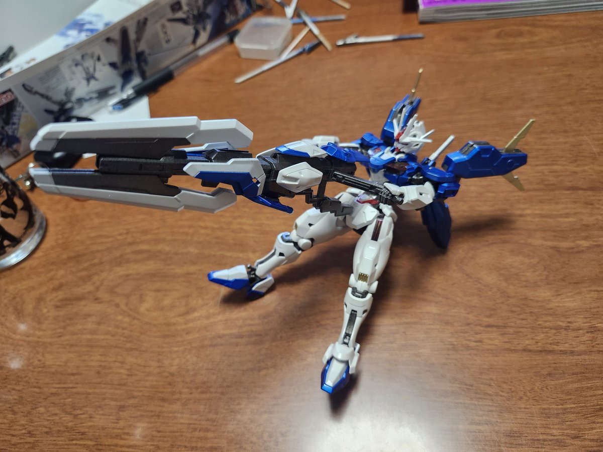 tukune100eyes's tweet image. メタリックとパールで全塗装して見たら……
右足首アーマーが妖怪パーツ隠しに！
あとスミイレ位だったのに！