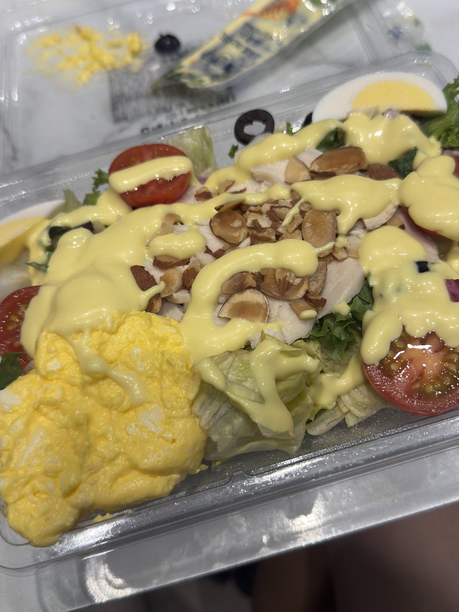 D2MONSTAR's tweet image. 아침에 샐러드 먹으려고 갔는데 상품 상태가 안 좋다며 공짜로 주셨다 이걸 좋아해야하는걸까 싫어해야하는걸까 ㅋㅋㅋ ㅠ