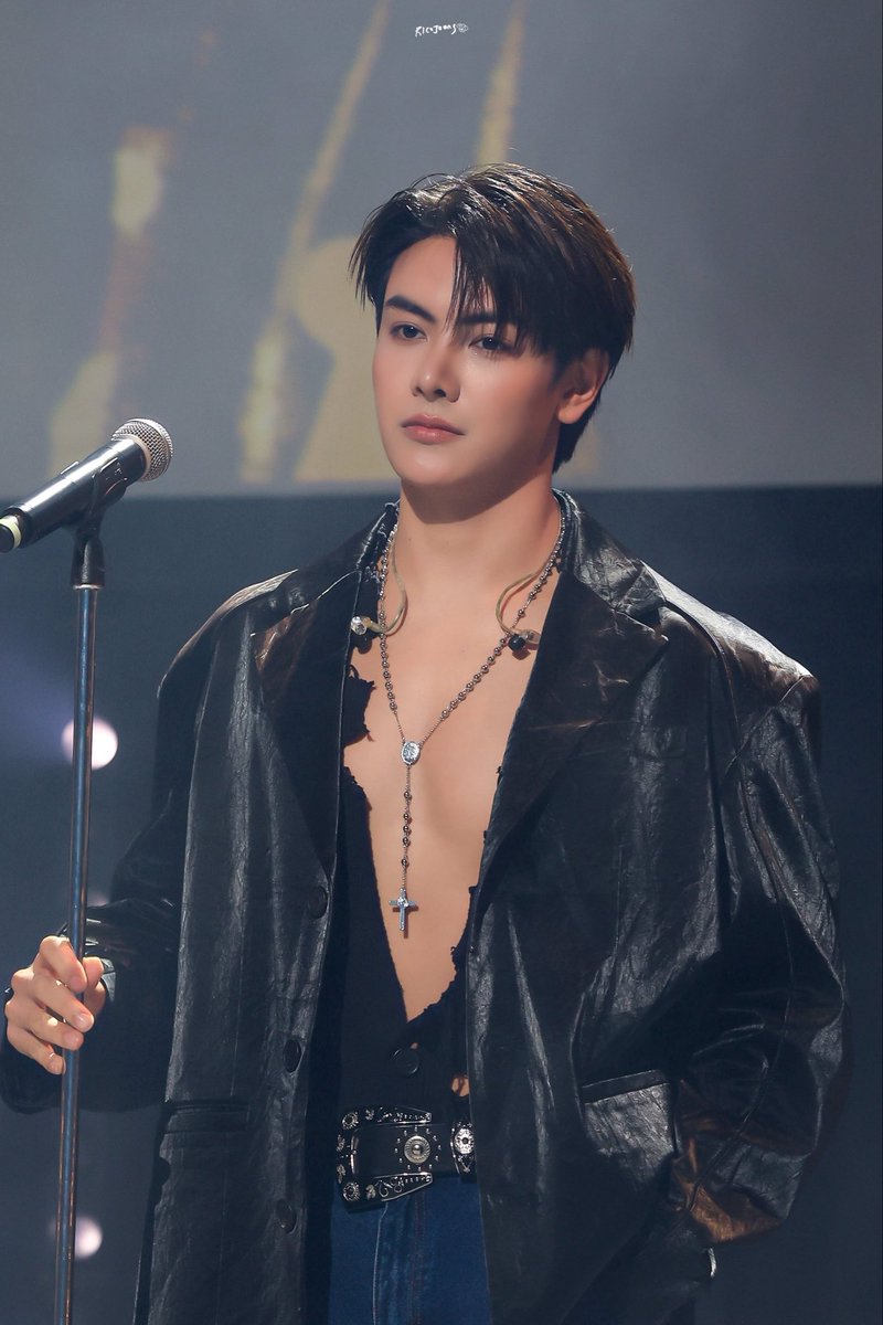 iimsohyped's tweet photo. น่าสงสาร เสื้อขาดวิ่นอะไรแบบนั้น 🤪

FKJD FM IN OSAKA  
#TheHeartKillersFMinOsaka https://t.co/2yWYS2LsZE