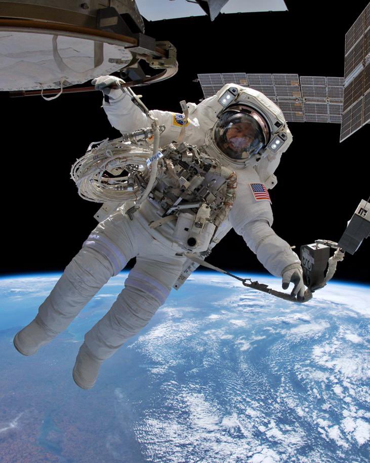 Astro_Feustel's tweet image. 56 years ago, a #Boilermaker, Neil Armstrong, stepped onto the Moon and lit the path for humanity. Honoured to have followed that legacy aboard @NASAHubble and the @Space_Station. Fortunate to be a part of what is coming next @vast. #SpaceExplorationDay 
🌍🚀