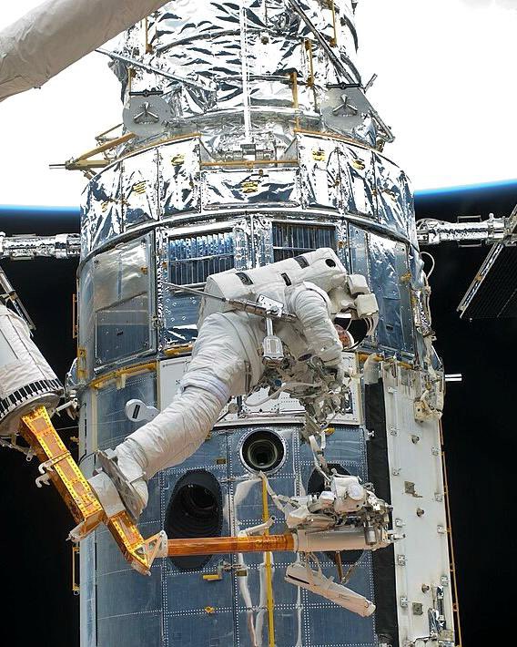 56 years ago, a #Boilermaker, Neil Armstrong, stepped onto the Moon and lit the path for humanity. Honoured to have followed that legacy aboard <a href="/NASAHubble/">Hubble</a> and the <a href="/Space_Station/">International Space Station</a>. Fortunate to be a part of what is coming next <a href="/vast/">Vast</a>. #SpaceExplorationDay 
🌍🚀