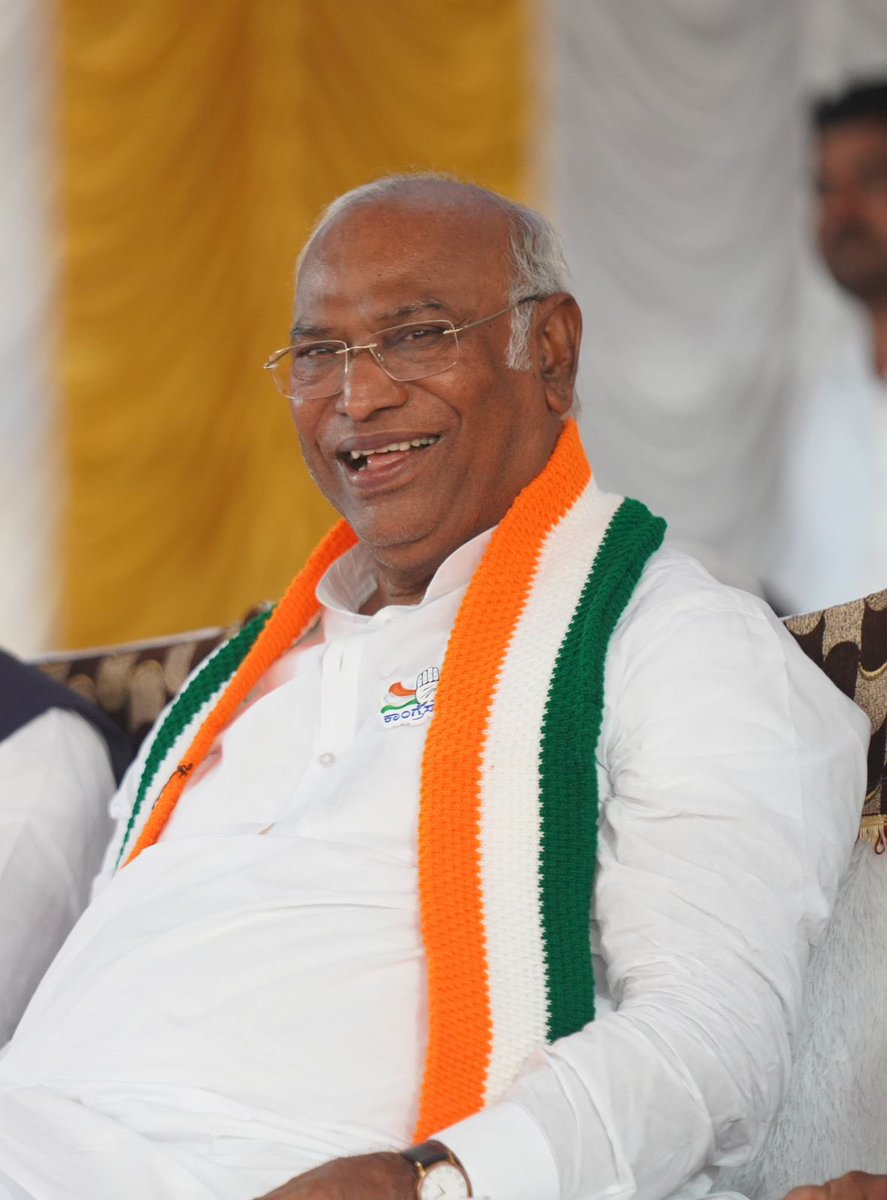 Akashsinghmoran's tweet image. A Legend Turns 83 🎂

Happy birthday Chief.
@kharge