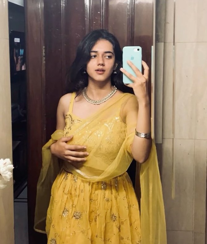 SoumyaAvasthi's tweet image. Office outfit 😅✨