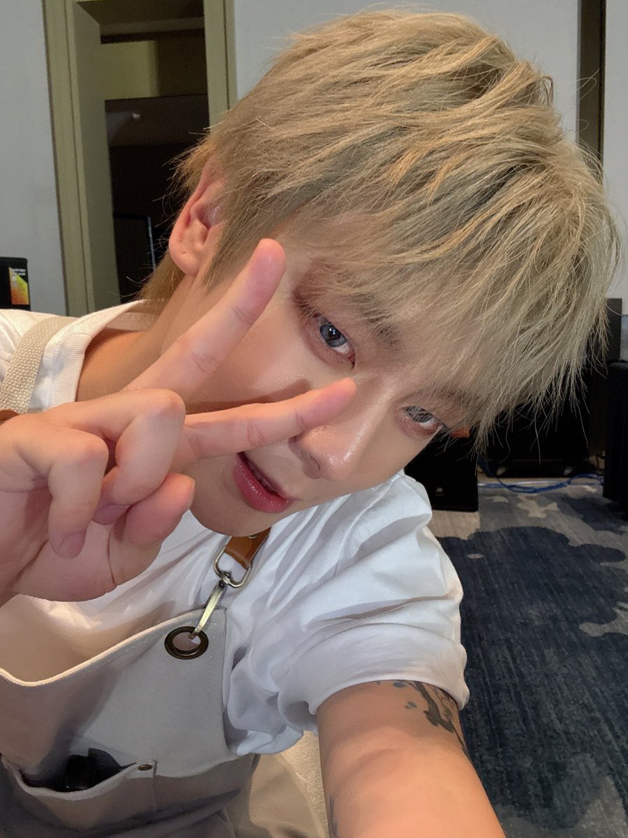 OmegaX_members's tweet photo. [#OX]

이번에도 너무 고맙고 즐거웠어 포애기 💙🌙

#OMEGA_X #오메가엑스
#제현 #JEHYUN https://t.co/1nxo2SLHJE