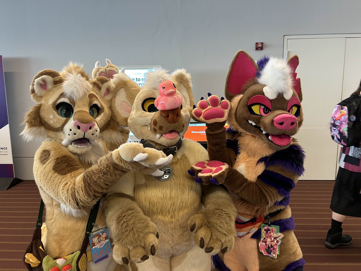 Sam managed to find his way on some silly animals' heads throughout the CON...
🦆
(I would tag everyone but some people have it turned off SORRY)