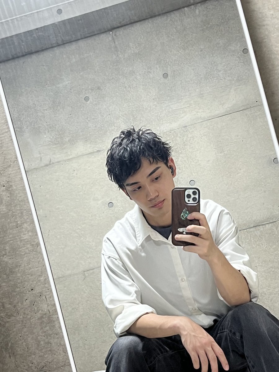 髪と眉を整えました。