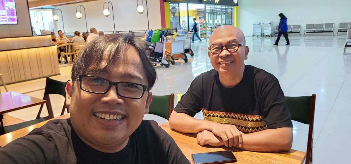 IG : kangmaman1965 (@maman1965) on Twitter photo Menengok fans eMyU di Banjarmasin
Mau puk puk pundak karena dokdes <a href="/ryuhasan/">Ryu Hasan</a>
nyebut eMyU tim papan bawah
<a href="/hayder_imron/">Imron H. F. Rozie</a> <a href="/hkushardanto/">capt. rogers</a> <a href="/RyaWiedy/">eR.Wie</a> <a href="/pemudaidamanid/">Amal Alghozali</a> <a href="/citogog/">Moh. Thoha</a> <a href="/Gus_Arifin/">Gus Arifin</a> Menengok fans eMyU di Banjarmasin
Mau puk puk pundak karena dokdes <a href="/ryuhasan/">Ryu Hasan</a>
nyebut eMyU tim papan bawah
<a href="/hayder_imron/">Imron H. F. Rozie</a> <a href="/hkushardanto/">capt. rogers</a> <a href="/RyaWiedy/">eR.Wie</a> <a href="/pemudaidamanid/">Amal Alghozali</a> <a href="/citogog/">Moh. Thoha</a> <a href="/Gus_Arifin/">Gus Arifin</a>