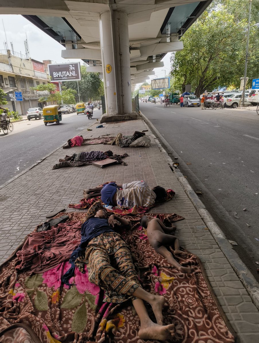 Rohit16418722's tweet photo. India shining above, India surviving below. Two worlds on one street. #economy #Delhi #delhistreets https://t.co/Y89MzPIAkJ
